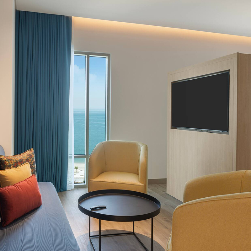 Ronde hotelsalontafel van houtfineer met slanke metalen poten