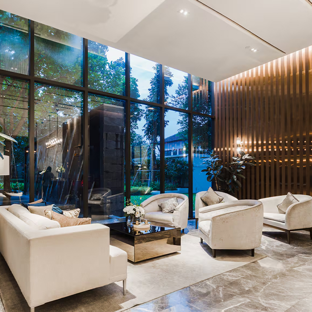Minimalistische stijllounge die wacht op de receptie voor de hotellobby