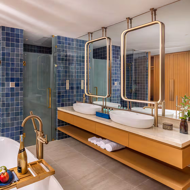 M&oacute;veis personalizados para su&iacute;te de resort e banheiro de hotel