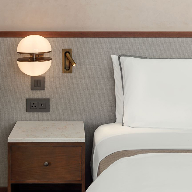 Klasična ročno izdelana nočna omarica kolekcije Curio