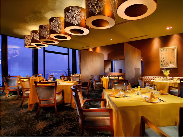 Perabotan kamar suite hotel -Ruang makan